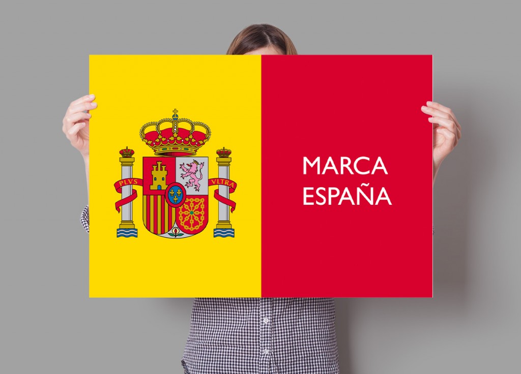 Bandera de España y cartel Marca España