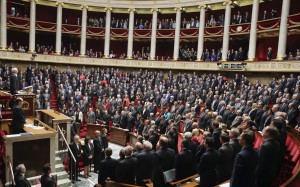 EL PARLAMENTO GUARDA UN MINUTO DE SILENCIO POR LAS VÍCTIMAS DE LOS ATENTADOS YIHADISTAS