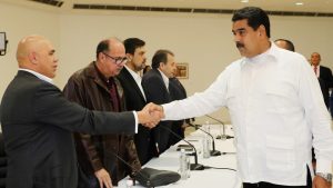 (El Presidente de Venezuela dando la Mano al portavoz de la Oposición, Torrealba. Agencia EFE)