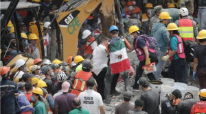 Grupos de rescate y voluntarios continúan con las labores de búsqueda de desaparecidos por el terremoto de México (EFE)