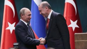 Vladimir Putin y Recep Tayyip Erdogan estrechando las manos || Imagen: HispanTV