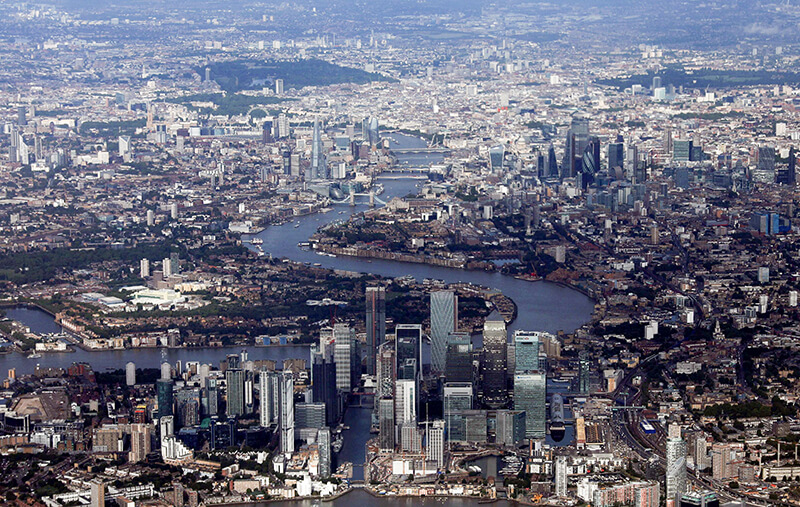 REUTERS/HANNAH MCKAY - Canary Wharf y el distrito financiero de la ciudad de Londres se ven desde una vista aérea, Gran Bretaña, el 8 de agosto de 2019.