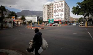 Un hombre pasea por delante de un cartel anunciando la cuarentena en Ciudad del Cabo, Sudáfrica, el 26 de marzo empieza la cuarentena. Mike Hutchings Reuters