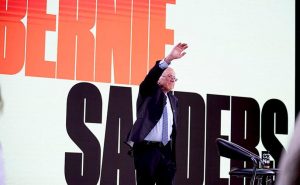 La retirada de Bernie Sanders en un acto de campaña