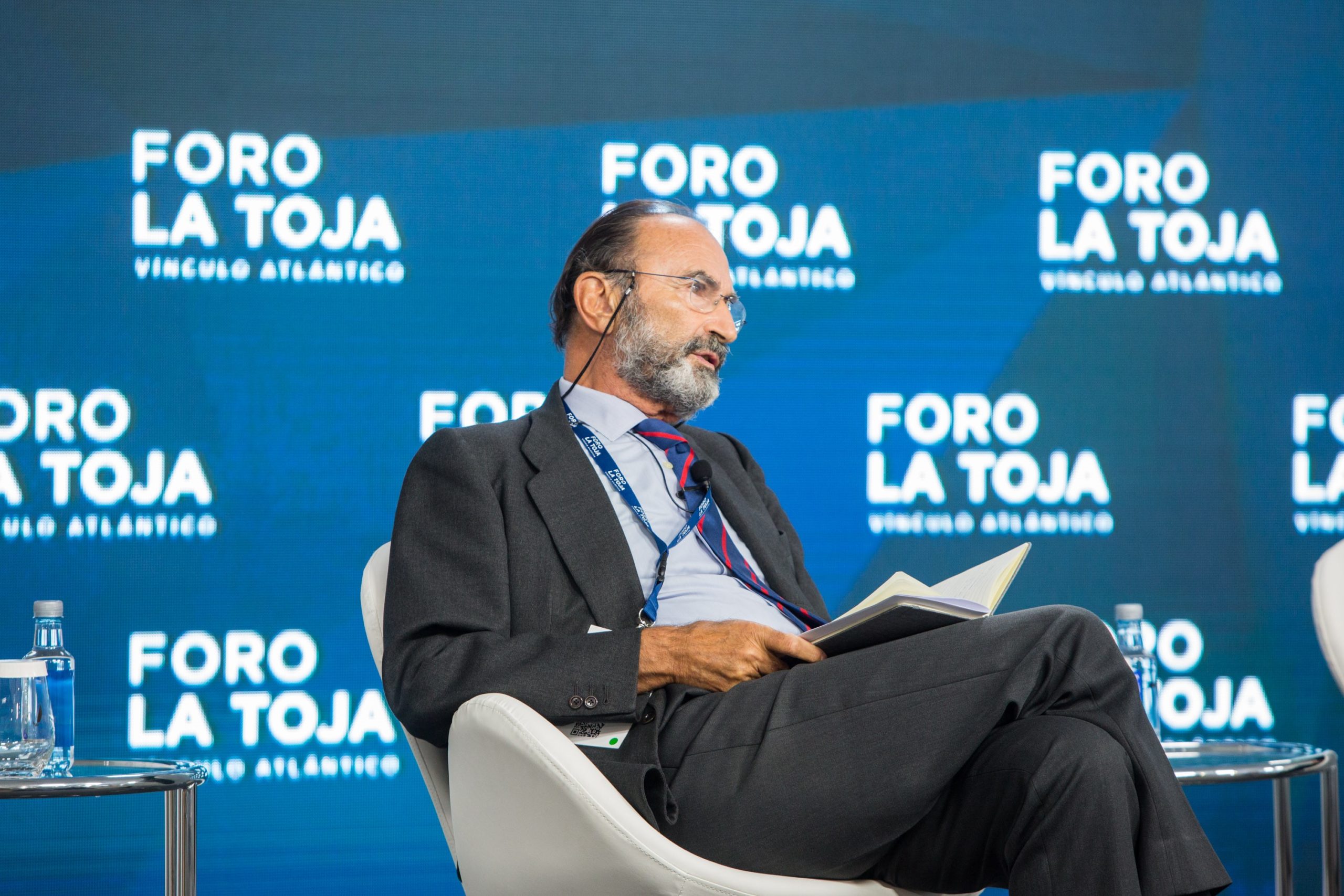 El presidente del Real Instituto Elcano, Emilio Lamo de Espinosa en la mesa redonda titulada “El mundo que viene, ¿Nada será igual? durante el II Foro La Toja - Vínculo Atlántico.