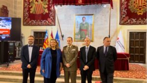 Dr. Frédéric Mertens de Wilmars, Dra. Rosa Sanchidrián Pardo, Teniente General Fernando García-Vaquero Pradal, Dr. Francisco García Pascual y el Dr. José María Peredo Pombo en la Antigua Capitanía General de Valencia. (Lucia Collado Banyón)